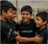 Niños abrazándose en la cancha